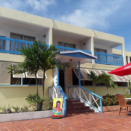 Carib Blue Apartments Oistins Eksteriør billede